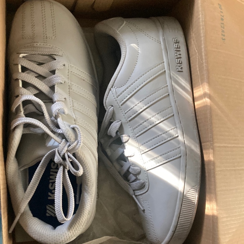 They only been worn 2 times low top varsity pro low top K~Swiss